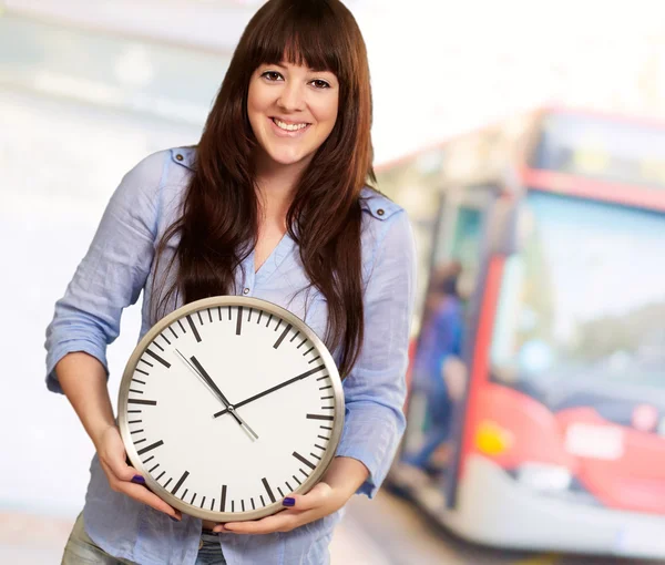 Une jeune fille tenant une horloge — Photo