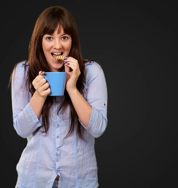 Vacker kvinna med kaffe och kakor — Stockfoto