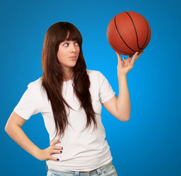 Retrato de una joven mujer con una pelota de fútbol — Foto de Stock