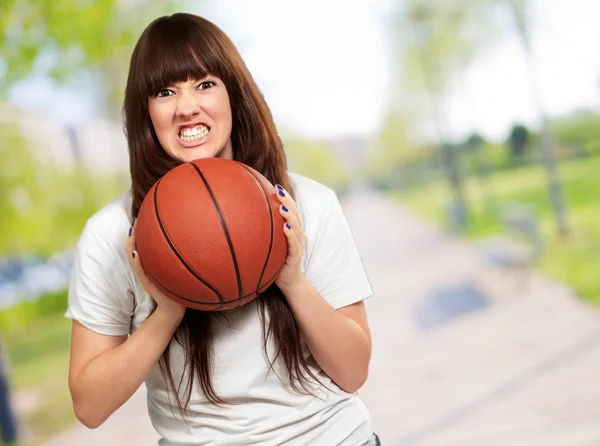 Retrato de uma jovem mulher com uma bola de futebol — Fotografia de Stock