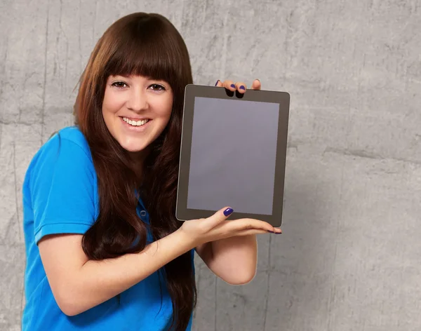 Женщина с iPad в руках — стоковое фото