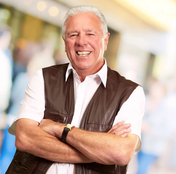 Senior Man Standing With Arms Crossed — Stock Photo, Image