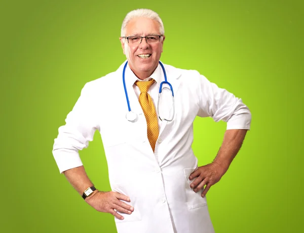 腰に手を持つ年配の男性人医師 — ストック写真