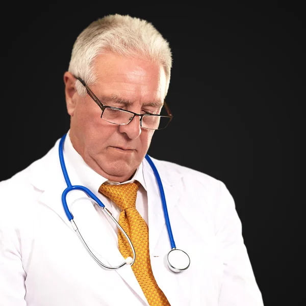 Porträtt av en manlig läkare som håller en flik — Stockfoto