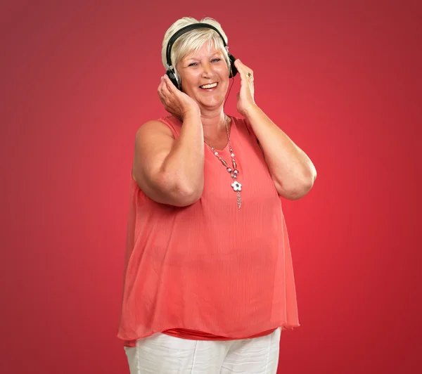 Porträtt av en äldre kvinna med hörlurar — Stockfoto
