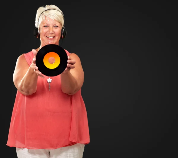 Retrato de una mujer mayor con auriculares — Foto de Stock