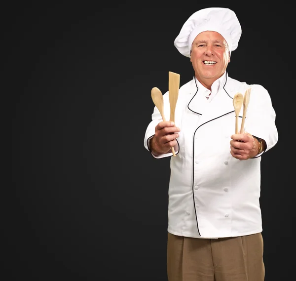 Potrait van chef-kok terwijl lepel — Stockfoto