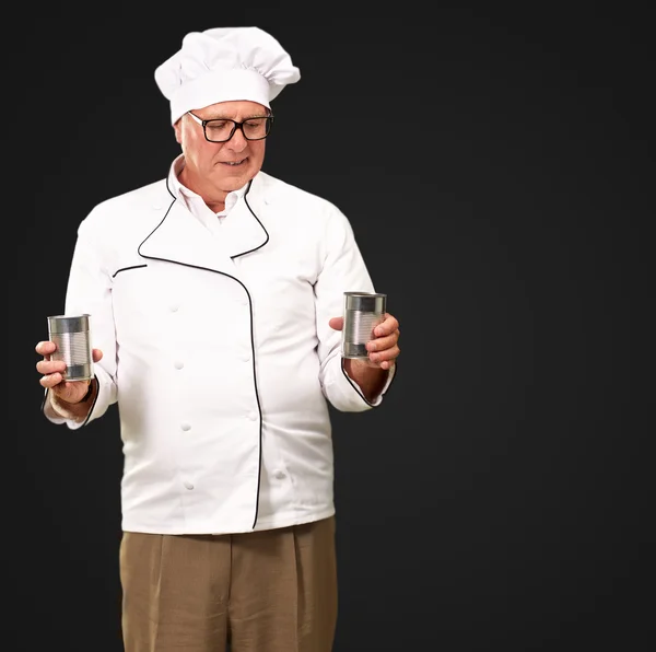 Retrato de um chef segurando latas de lata — Fotografia de Stock