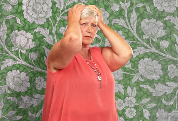 Porträtt av en deprimerade äldre kvinna — Stockfoto