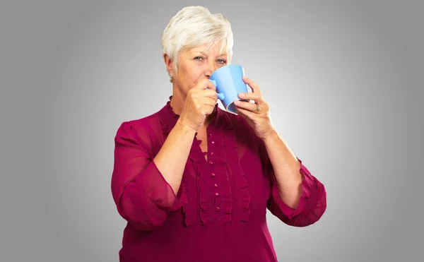 Seniorin trinkt aus Tasse — Stockfoto