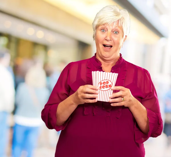 Alte Frau isst Popcorn — Stockfoto