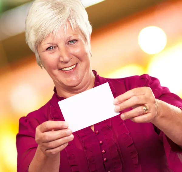 Yaşlı kadın gösteren kağıt — Stok fotoğraf