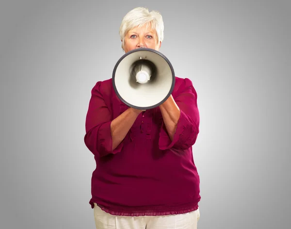 Portret van een senior vrouw met megafoon — Stockfoto