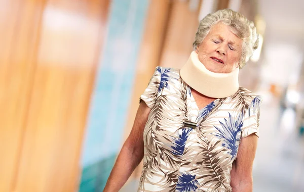 Een senior vrouw dragen van een neckbrace — Stockfoto