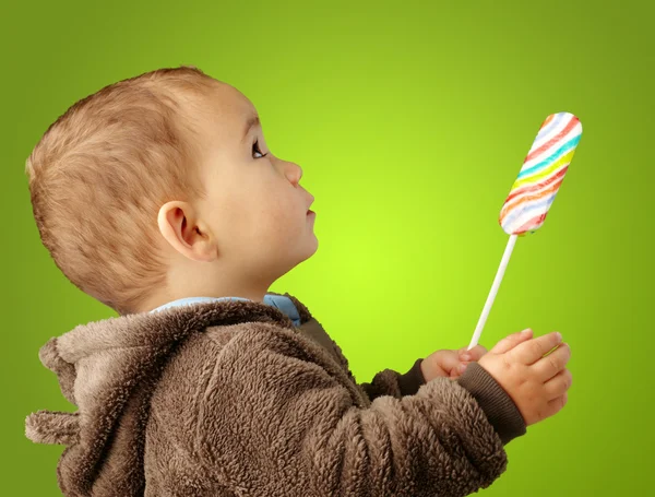 婴儿控股棒棒糖的肖像 — 图库照片