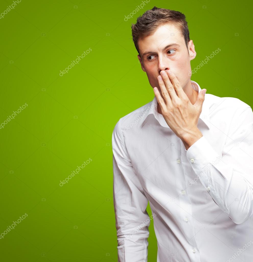 涵盖了他嘴里用一只手的年轻男子的画像 图库照片 C Krakenimages Com 涵盖了他嘴里用一只手的年轻男子的画像 图库照片 C Krakenimages Com