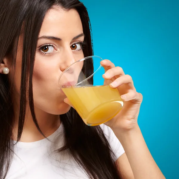 妇女喝橙汁 — 图库照片