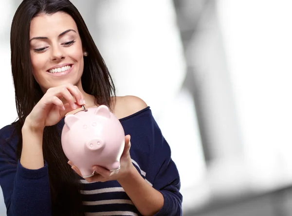 Portret van een jong meisje die houdt een piggy bank — Stockfoto