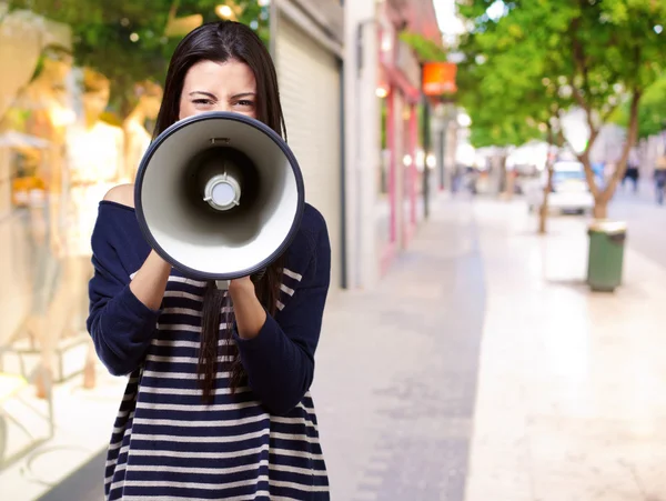 Portrait d'une femme avec mégaphone — Photo