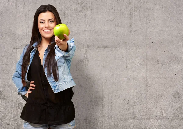 Mujer mostrando verde manzana —  Fotos de Stock