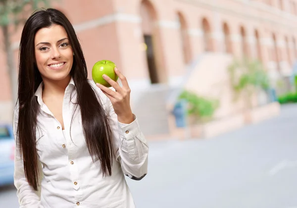 Kvinnan visar grönt äpple — Stockfoto