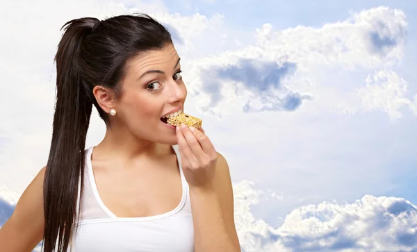 Retrato de uma mulher mostrando Granola Bar — Fotografia de Stock