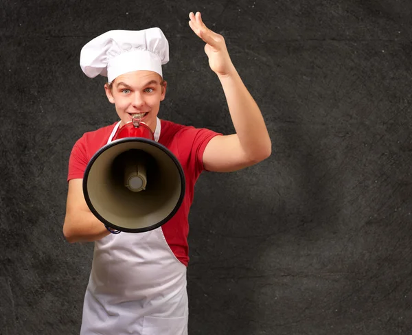 Πορτρέτο του ανθρώπου ευτυχής μάγειρας φωνάζοντας χρησιμοποιώντας μεγάφωνο κατά έν — Φωτογραφία Αρχείου