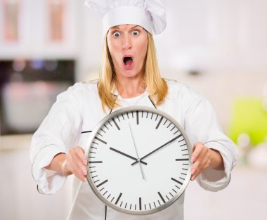 şok kadın Şef holding saati