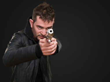 genç adam silahla işaret