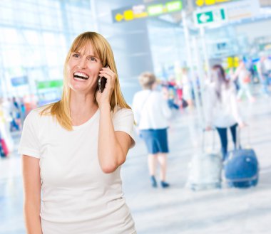 Cep Telefonu Konuşan Kadın