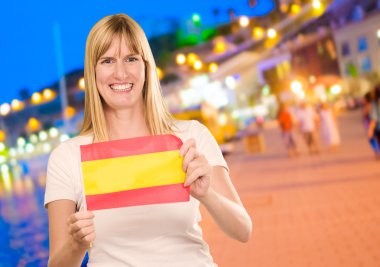 mutlu bir kadın tutarak İspanyol bayrağı