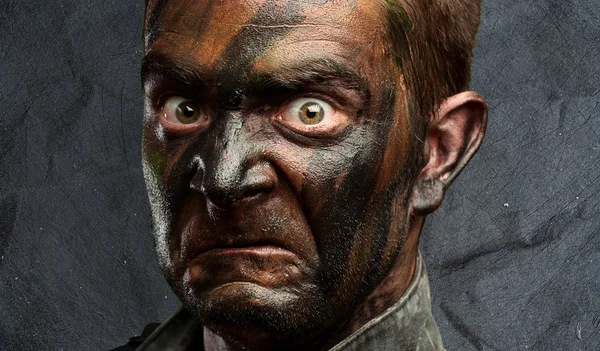 怒っている兵士の顔のクローズ アップ — ストック写真