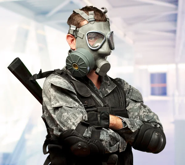 Porträt eines Soldaten mit Gasmaske — Stockfoto