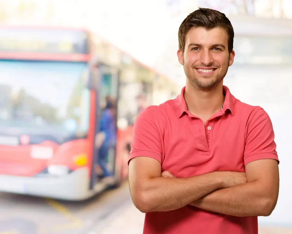 Lässiger Mann mit verschränkten Armen — Stockfoto