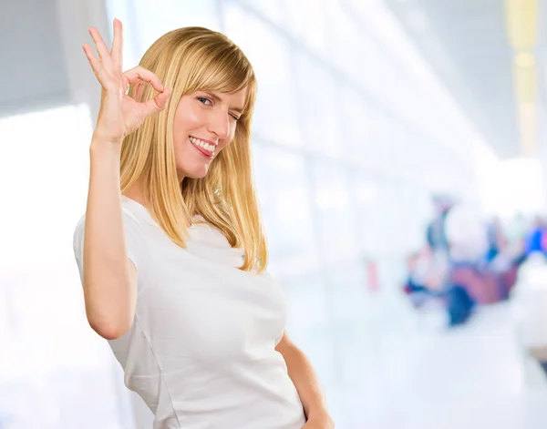 Glückliche Frau zeigt ok Zeichen — Stockfoto