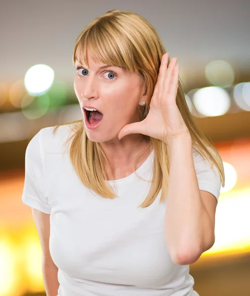 Kvinna lyssnande skvaller — Stockfoto