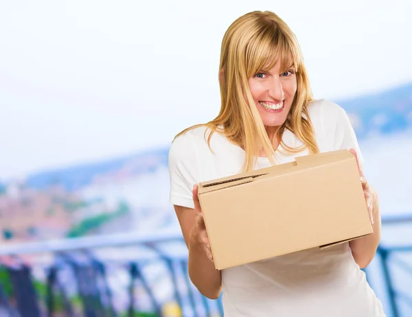 Mujer sosteniendo caja de cartón —  Fotos de Stock