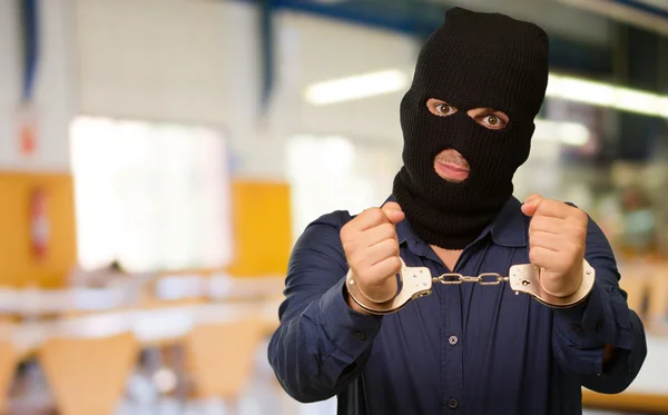 Wütender Verbrecher in Handschellen eingesperrt — Stockfoto