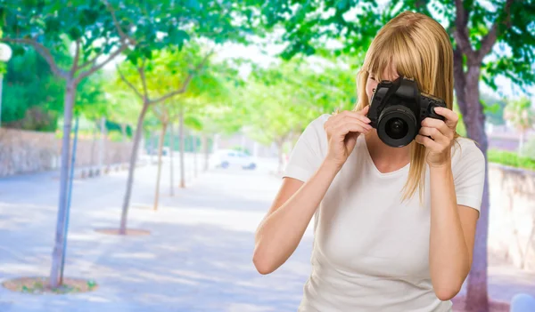 Jonge vrouw fotograferen — Stockfoto