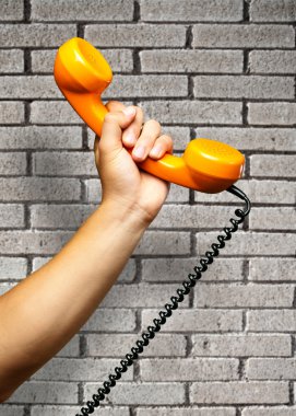 El ele tutuşup telefonu kapatın.