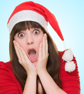 bir Noel şapka korkan kadın