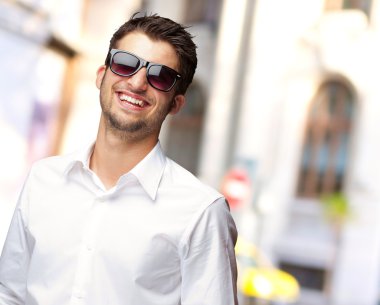 mutlu genç adam gözlüklü