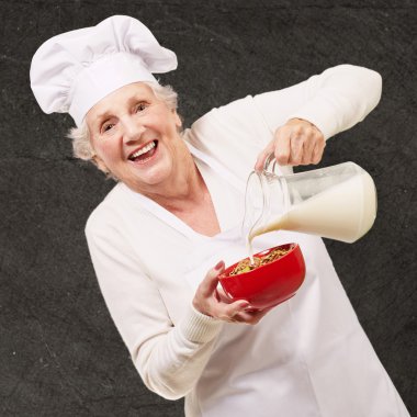 kadın kıdemli dökülen süt