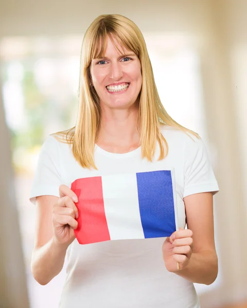 Vrouw met een Franse vlag — Stockfoto