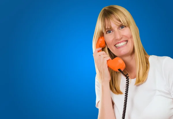 Glad kvinna anläggning telefon — Stockfoto