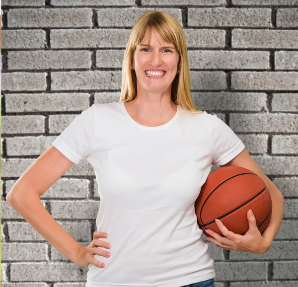 Glad kvinna med en basketboll — Stockfoto