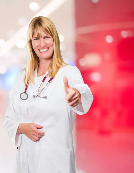 Vrouwelijke arts duim opdagen — Stockfoto