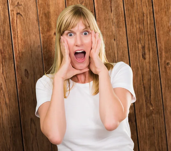 Porträtt av chockad kvinna — Stockfoto