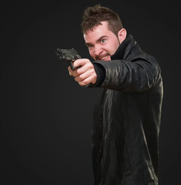 Uomo arrabbiato che punta con la pistola — Foto Stock