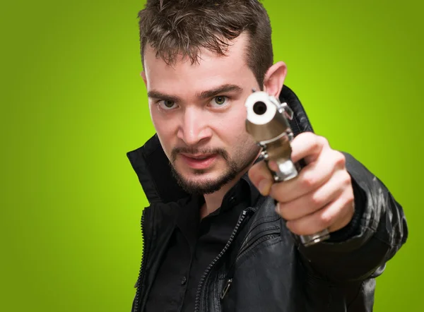 Retrato de un hombre sosteniendo pistola —  Fotos de Stock